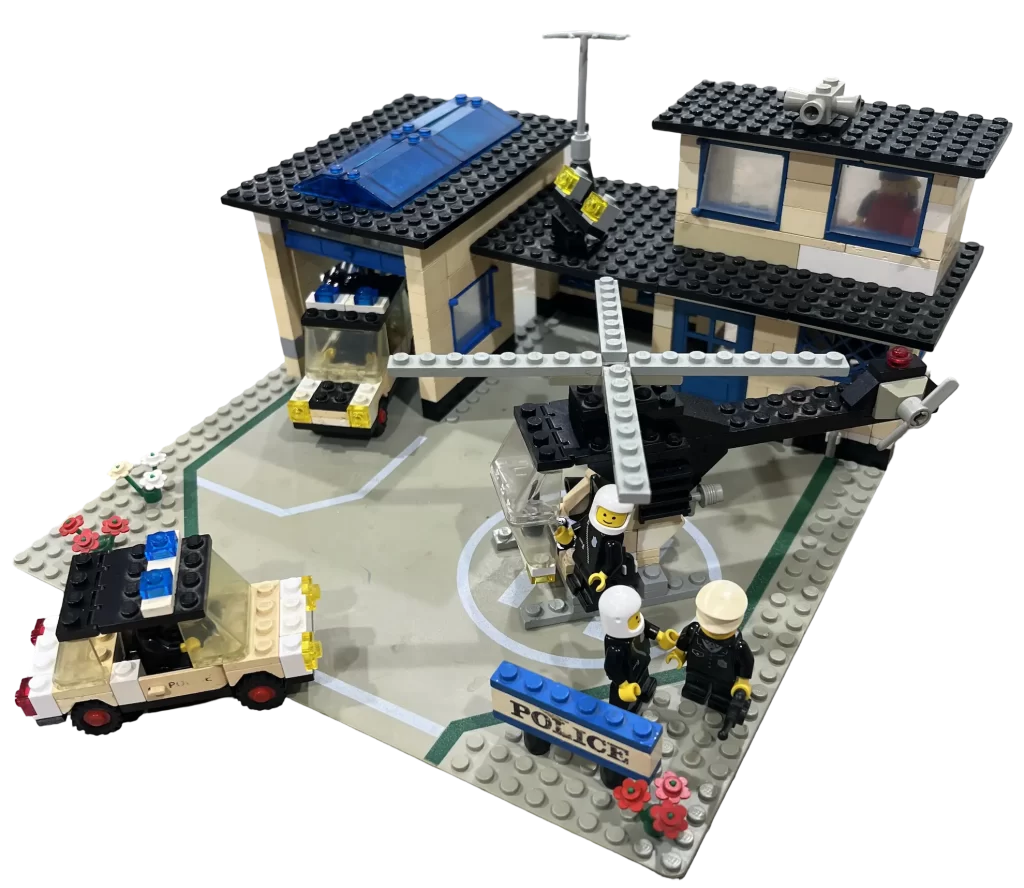 LEGO 6384 Police Station hero